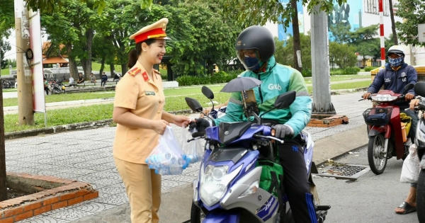 CSGT Đồng Nai tặng nước cho người dân đi chơi lễ và chúc bình an