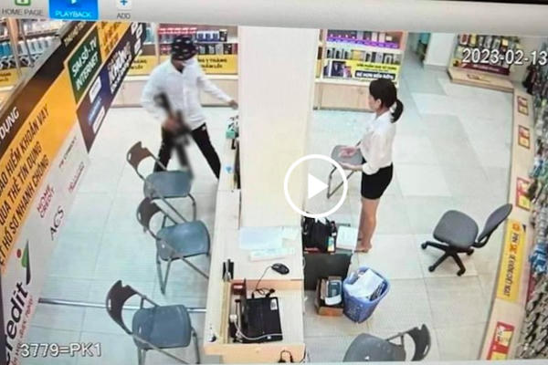 Nam thanh niên mang vật nghi súng đi cướp tiền và 30 chiếc điện thoại trước ngày Valentine