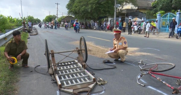 An Giang: Xe tải va chạm với xe máy, 2 thương vong