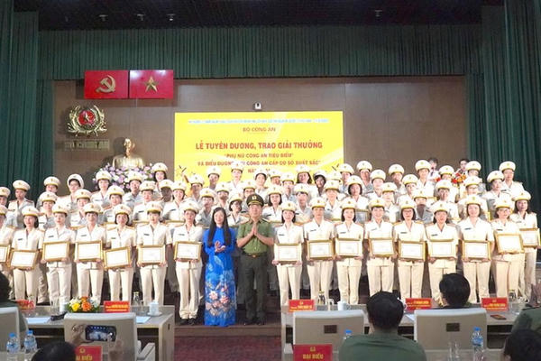 Bộ Công an tuyên dương 82 nữ Công an tiêu biểu, xuất sắc 2024