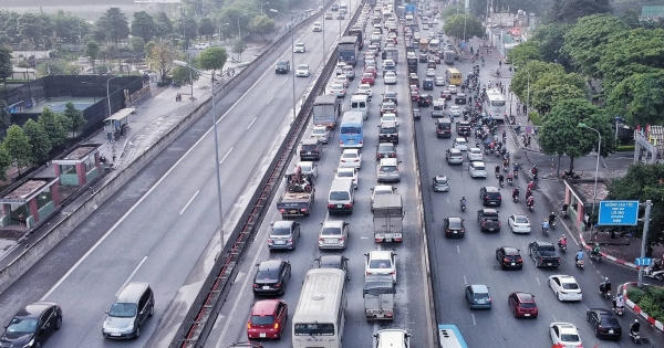 Người dân ùn ùn rời Hà Nội từ mờ sáng, đường Vành đai 3 'tê liệt'