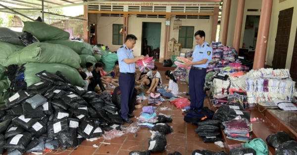 Tạm giữ hơn 11.000 sản phẩm quần áo, mũ bảo hiểm có dấu hiệu giả mạo nhãn hiệu Tạm giữ hơn 11.000 sản phẩm quần áo, mũ bảo hiểm có dấu hiệu giả mạo nhãn hiệu