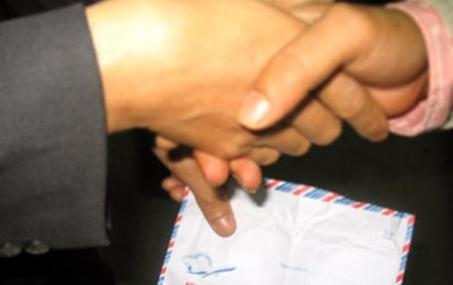 Tặng quà Tết thế nào để không phạm tội đưa hối lộ?