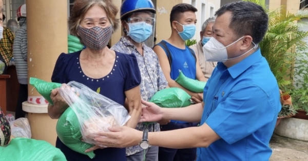 “Trao túi an sinh – gửi niềm tin chống dịch”