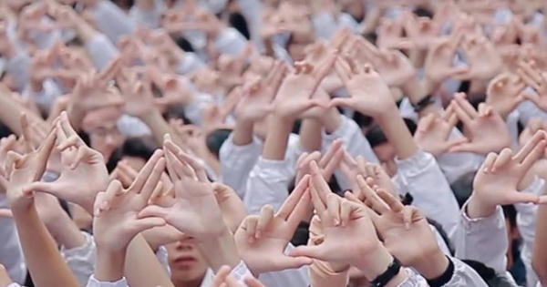 Tấm lòng của hơn 3.000 học sinh hát vì thầy Văn Như Cương vào đề thi