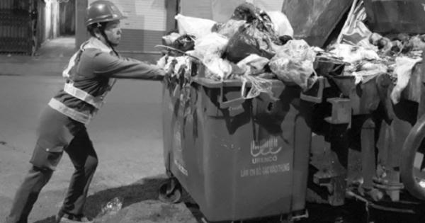 Gánh nặng mưu sinh, nước mắt cay đắng phía sau dáng hình gò lưng đẩy rác Gánh nặng mưu sinh, nước mắt cay đắng phía sau dáng hình gò lưng đẩy rác