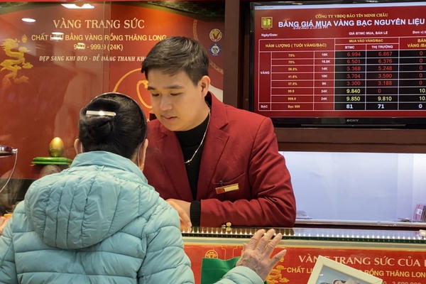 Vàng vượt mốc kỷ lục trên 100 triệu, người dân chen lấn xếp hàng xuống lòng đường để được mua