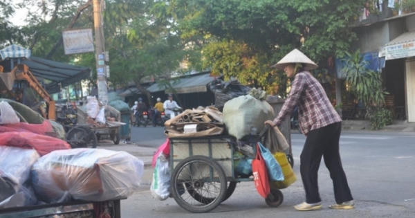 Phận “đàn bà” ve chai mưu sinh trên xứ người