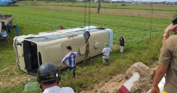Xe khách lật xuống ruộng, 21 nữ công nhân gặp nạn