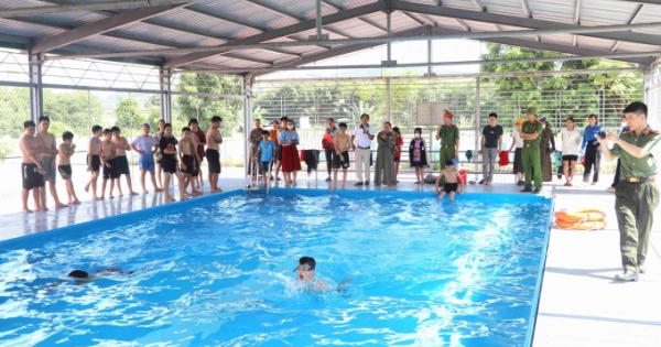 Hà Tĩnh: 100 học sinh miền núi hoàn thành khóa học bơi miễn phí