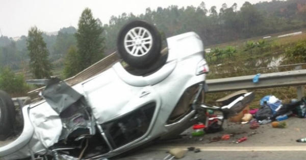 "Thánh lật" Fortuner ngửa bụng trên cao tốc Nội Bài - Lào Cai "Thánh lật" Fortuner ngửa bụng trên cao tốc Nội Bài - Lào Cai
