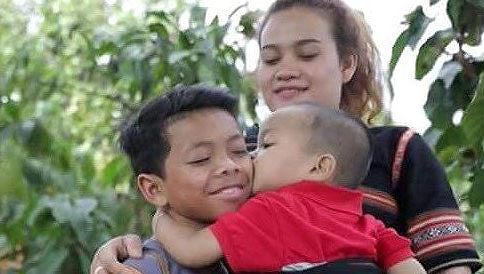 Sơn nữ Y Ben một mình chống hủ tục, cứu trẻ bị ép chôn theo mẹ Sơn nữ Y Ben một mình chống hủ tục, cứu trẻ bị ép chôn theo mẹ