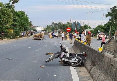 Hà Tĩnh: Va chạm với xe cứu thương, một phụ nữ tử vong
