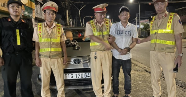 CSGT kiểm tra xe phát hiện tài xế tàng trữ ma túy