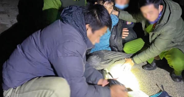 Bí mật "động trời" trong cốp xe máy đang phóng về xuôi giữa đêm lạnh giá