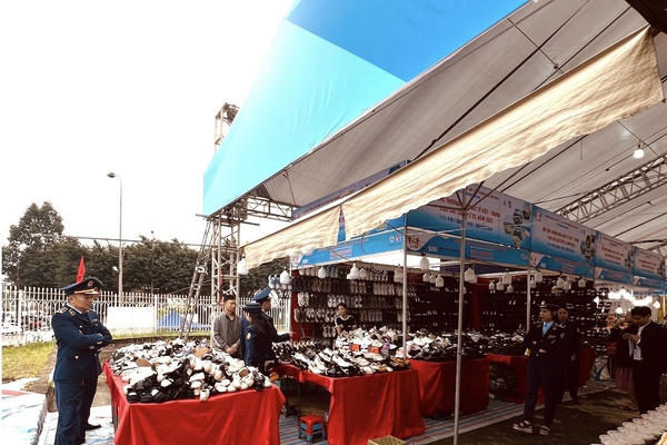 Kiểm tra, kiểm soát hàng hoá tại Hội chợ Thương mại Quốc tế Việt - Trung lần thứ 25 Kiểm tra, kiểm soát hàng hoá tại Hội chợ Thương mại Quốc tế Việt - Trung lần thứ 25