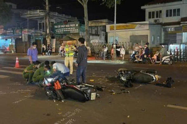 Không làm chủ được tốc độ, 2 người thương vong sau va chạm xe máy