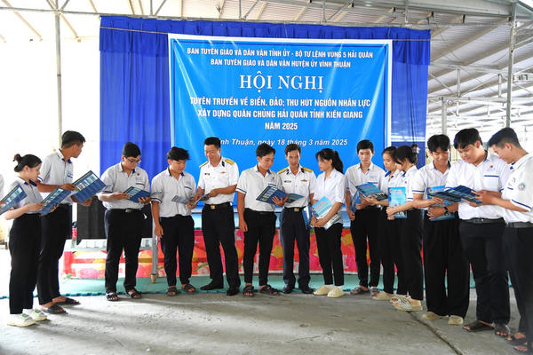 Tuyên truyền về biển, đảo cho hơn 4.000 người dân tại Kiên Giang Tuyên truyền về biển, đảo cho hơn 4.000 người dân tại Kiên Giang