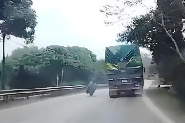 Người đàn ông đang cắt cỏ ven đường bất ngờ tử vong do lốp ô tô văng trúng