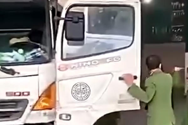 Sơn La: Chém nạn nhân tử vong, người đàn ông vào xe tải cố thủ
