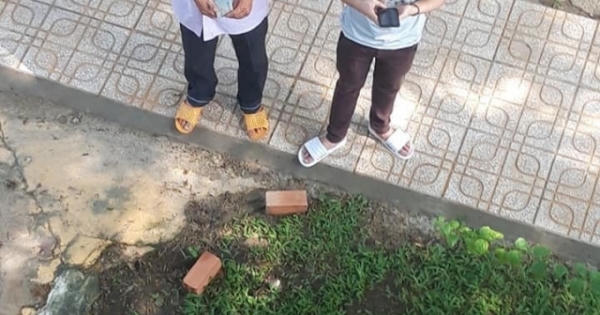 Cay mắt với hình ảnh người cha đếm từng đồng tiền lẻ ngày con nhập học