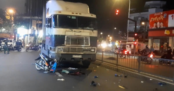 TP HCM: Tông trực diện container, xe máy gãy đôi, nam thanh niên nguy kịch