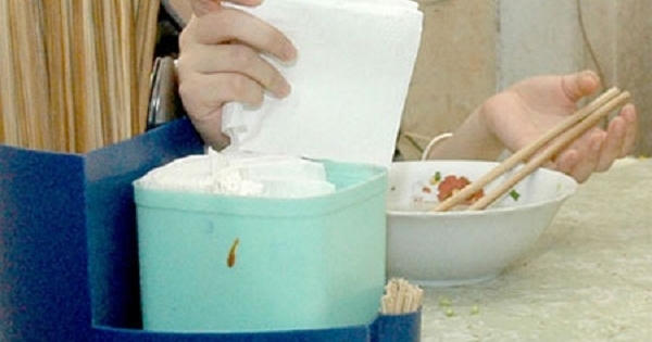 Giấy ăn siêu bẩn "tung hoành" trên bàn nhậu Giấy ăn siêu bẩn "tung hoành" trên bàn nhậu