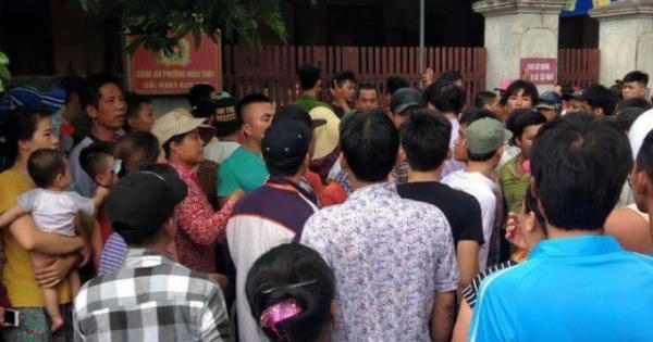 Nghi bắt cóc trẻ em, một phụ nữ bị hàng trăm người dân vây bắt