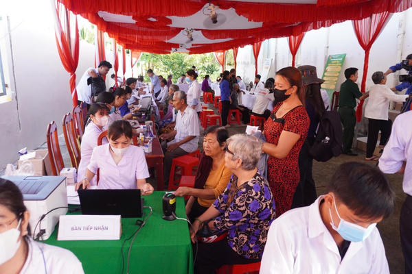 Bệnh viện Quân y 120 khám bệnh, cấp thuốc, tặng quà cho Nhân dân dịp Lễ Sen Đôn-ta 2025