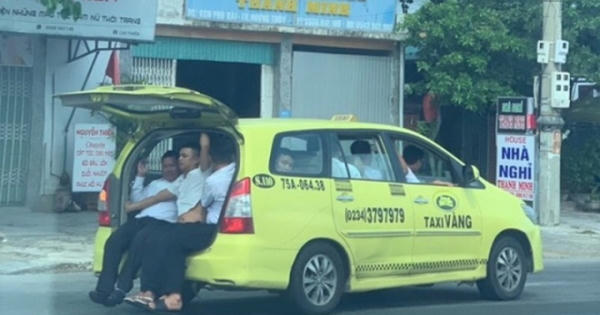 Hoảng hồn với taxi nhồi nhét 11 người “làm xiếc” trên quốc lộ