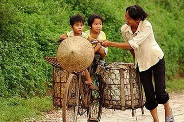 Người phụ nữ luôn nở nụ cười giữa muôn vàn khổ đau Người phụ nữ luôn nở nụ cười giữa muôn vàn khổ đau