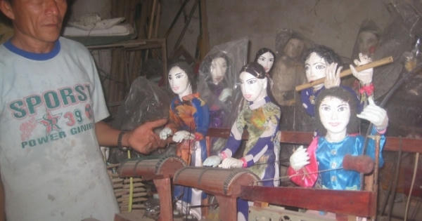 Người đàn ông biến phế liệu thành những con rối độc đáo