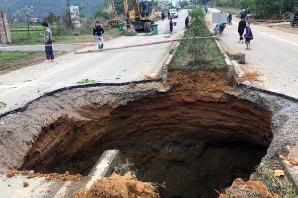 Xuất hiện hố sụt lún lớn giữa Quốc lộ 3B trên địa bàn Bắc Kạn
