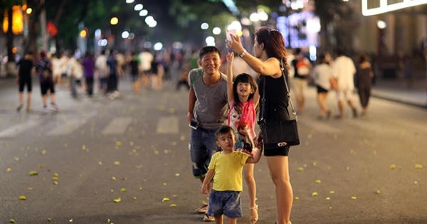 Hà Nội: Hàng nghìn người đổ về phố đi bộ ngày đầu "khai trương"