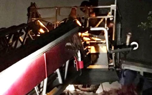 Người đàn ông rơi từ núi đá xuống nóc nhà 3 tầng