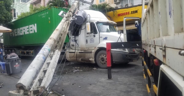 TP HCM: Xe container kéo gãy cột điện gây nổ, tài xế thoát chết trong gang tất