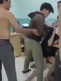 Video: Bức xúc cảnh hai thiếu niên bị nhóm người đánh đập dã man trước sự chứng kiến của nhiều người