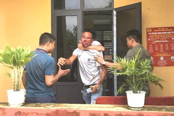 Hưng Yên: Đình chỉ 3 tháng Thượng úy công an gây thương tích cho người dân ngay tại trụ sở Công an xã Hưng Yên: Đình chỉ 3 tháng Thượng úy công an gây thương tích cho người dân ngay tại trụ sở Công an xã