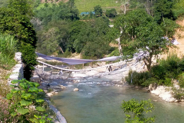 Sập cầu đang xây dựng ở Hà Giang