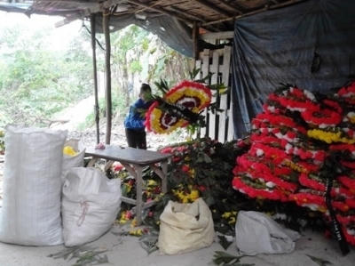 Xâm nhập xưởng 'tái chế' vòng hoa đám tang sau nghĩa trang Văn Điển