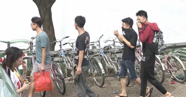 Hà Nội: Du khách “tháo chạy” vì cá chết trắng hồ Hà Nội: Du khách “tháo chạy” vì cá chết trắng hồ