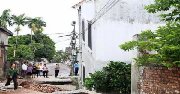 Hiện trường sụt lún làm nghiêng ngôi nhà 2 tầng tại Hà Nội