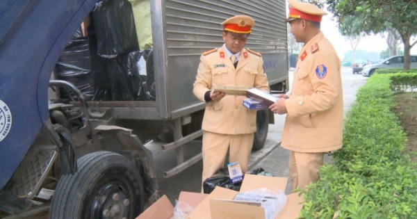 Thanh Hoá: Bắt giữ 1 xe tải chế thùng phụ chở 16 nghìn bao thuốc lá lậu