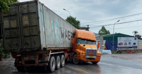 Thót tim với màn "drift" xe đầu kéo 180 độ khi vào cua trên đường tại Quảng Ninh Thót tim với màn "drift" xe đầu kéo 180 độ khi vào cua trên đường tại Quảng Ninh