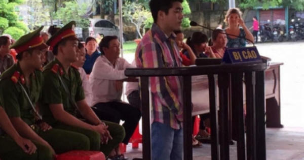 Cãi nhau với vợ, mang dao đi giết anh vợ