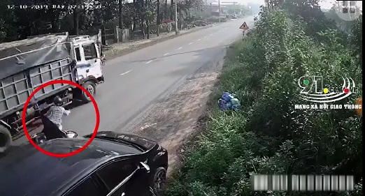 Mở cửa ô tô thiếu quan sát, hai người suýt mất mạng