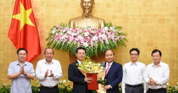 Thủ tướng trao Quyết định giao quyền Bộ trưởng Thông tin và Truyền thông Thủ tướng trao Quyết định giao quyền Bộ trưởng Thông tin và Truyền thông