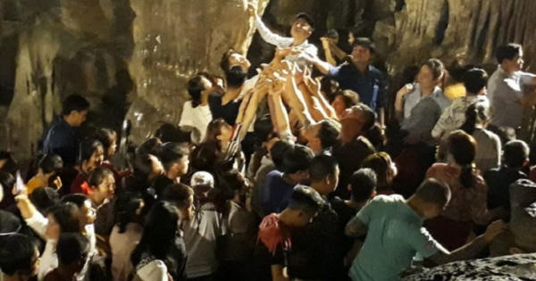 Chùa Hương nêm chật dòng người trong ngày khai hội