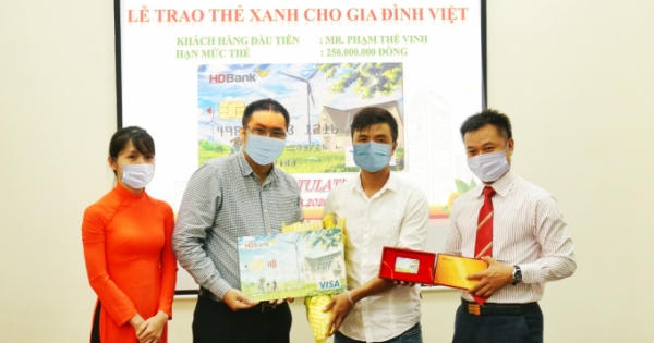 HDBank trao “Thẻ Xanh cho gia đình Việt” cho khách hàng đầu tiên