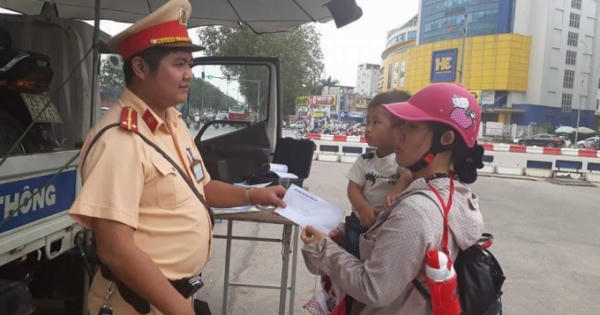 Tổ công tác Y12/141 giúp 2 mẹ con bị xe ôm lừa hết tiền về quê